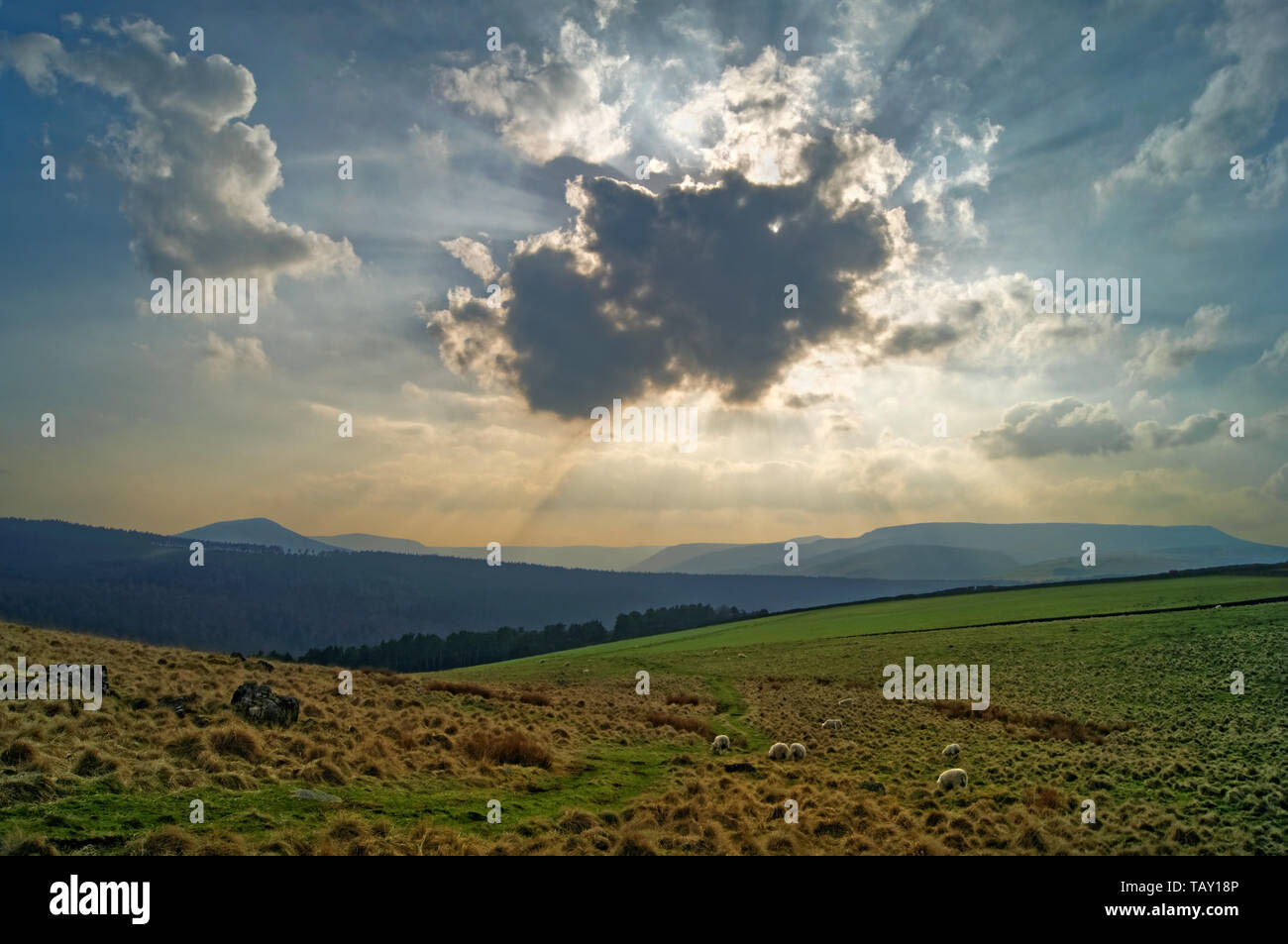 Großbritannien, Derbyshire, Peak District, Crespuscular Strahlen über die Hoffnung Tal von Alston Hill Stockfoto