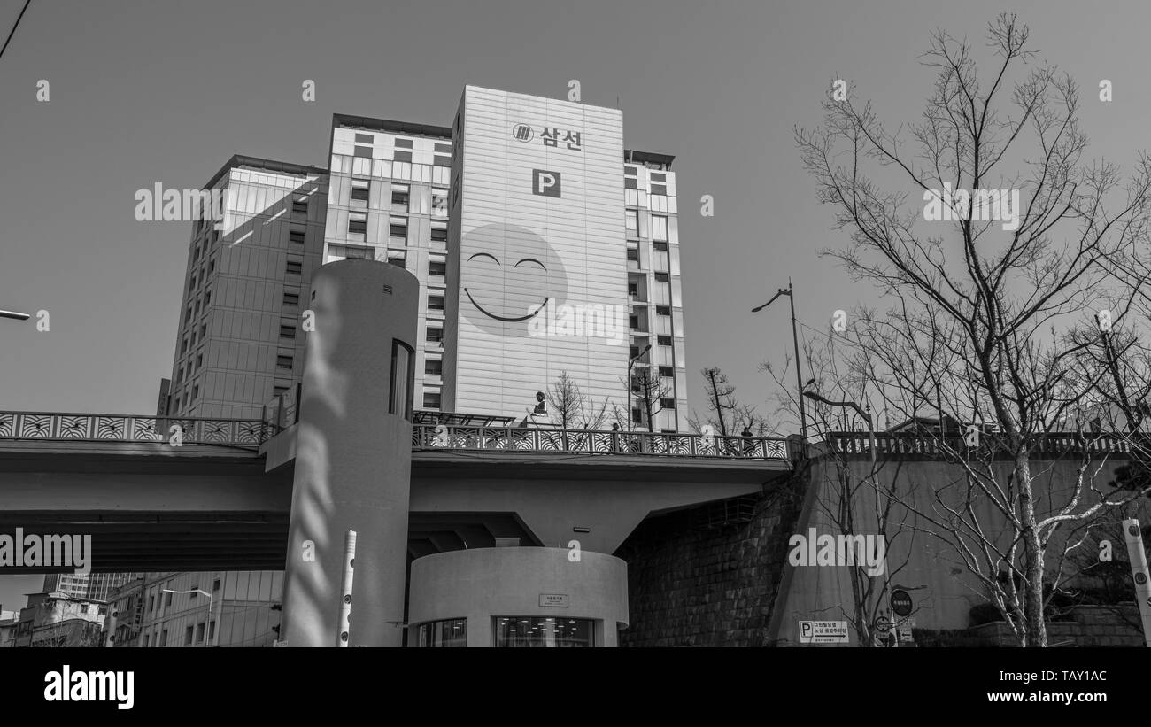 Seoul, Südkorea - März 2018: Wohnhaus mit lächelnden Gesicht auf der Fassade. Schwarz und Weiß. Stockfoto