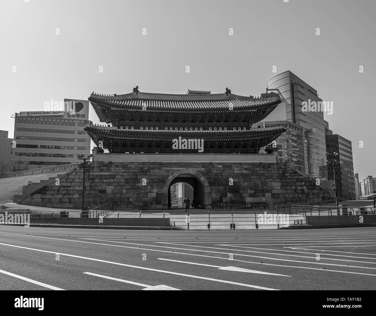 Seoul, Südkorea - März 2018: Namdaemun Tor, Gebäude im Hintergrund an einem schönen Tag. Schwarz und Weiß. Stockfoto