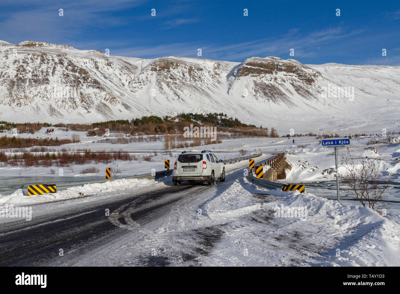 Auto überqueren einer typischen Single Lane isländischen Brücke im Winter gegen Laxa ich Kjos, Island. Stockfoto