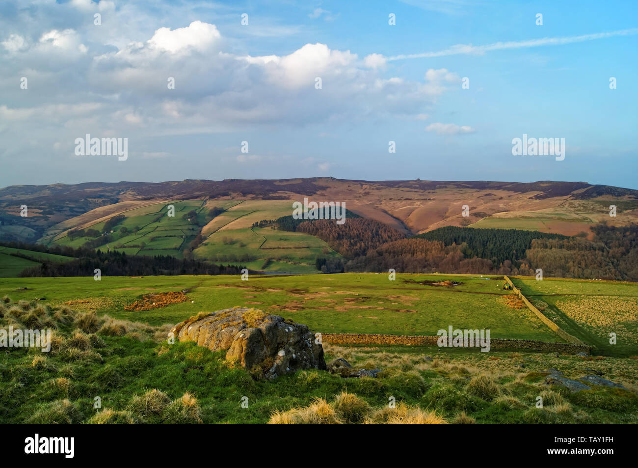 Großbritannien, Derbyshire, Peak District, über Derwent Valley in Richtung Mauren und Derwent Derwent Edge suchen Stockfoto