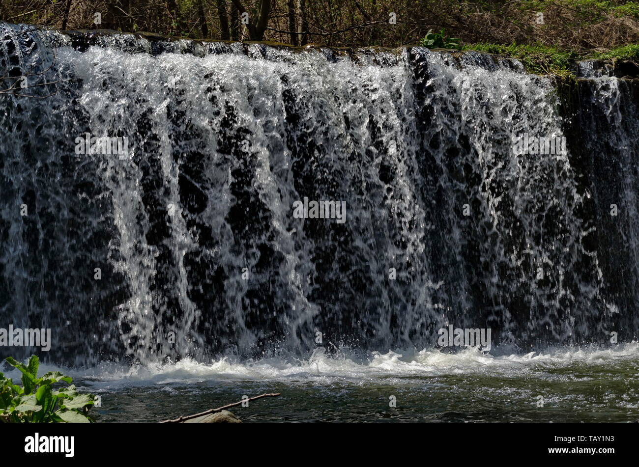 Ansicht Nahaufnahme von Wasserfall zu Wasserfall des Flusses bistriza zwischen Dorf Bistriza und Dorf Pancharevo, Ort für Tourismus und Reisen in Vitosh Stockfoto