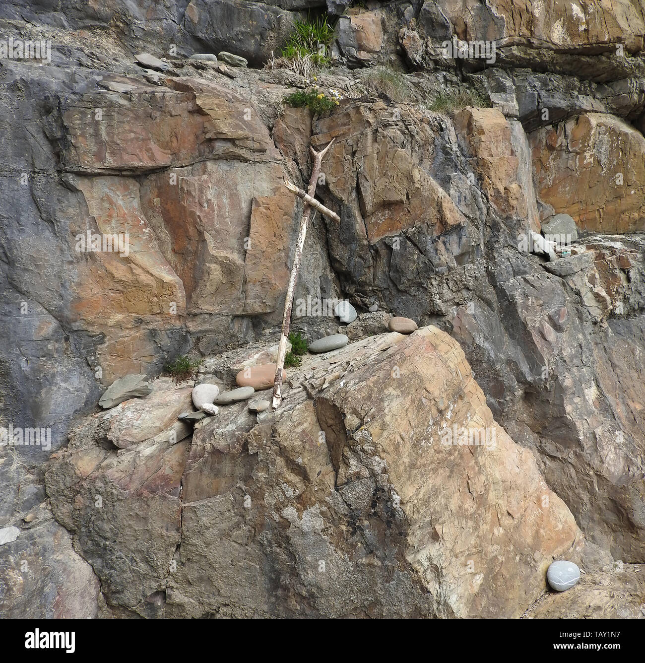 Behelfsmäßige kreuzt, und solche, die in einen Felsen in der Nähe von Saint Ninian's Cave, eine Pilgerstätte für Christen in der Nähe von Whithorn, Wigtownshire geschnitzt, Schottland fotografiert 2019) Stockfoto