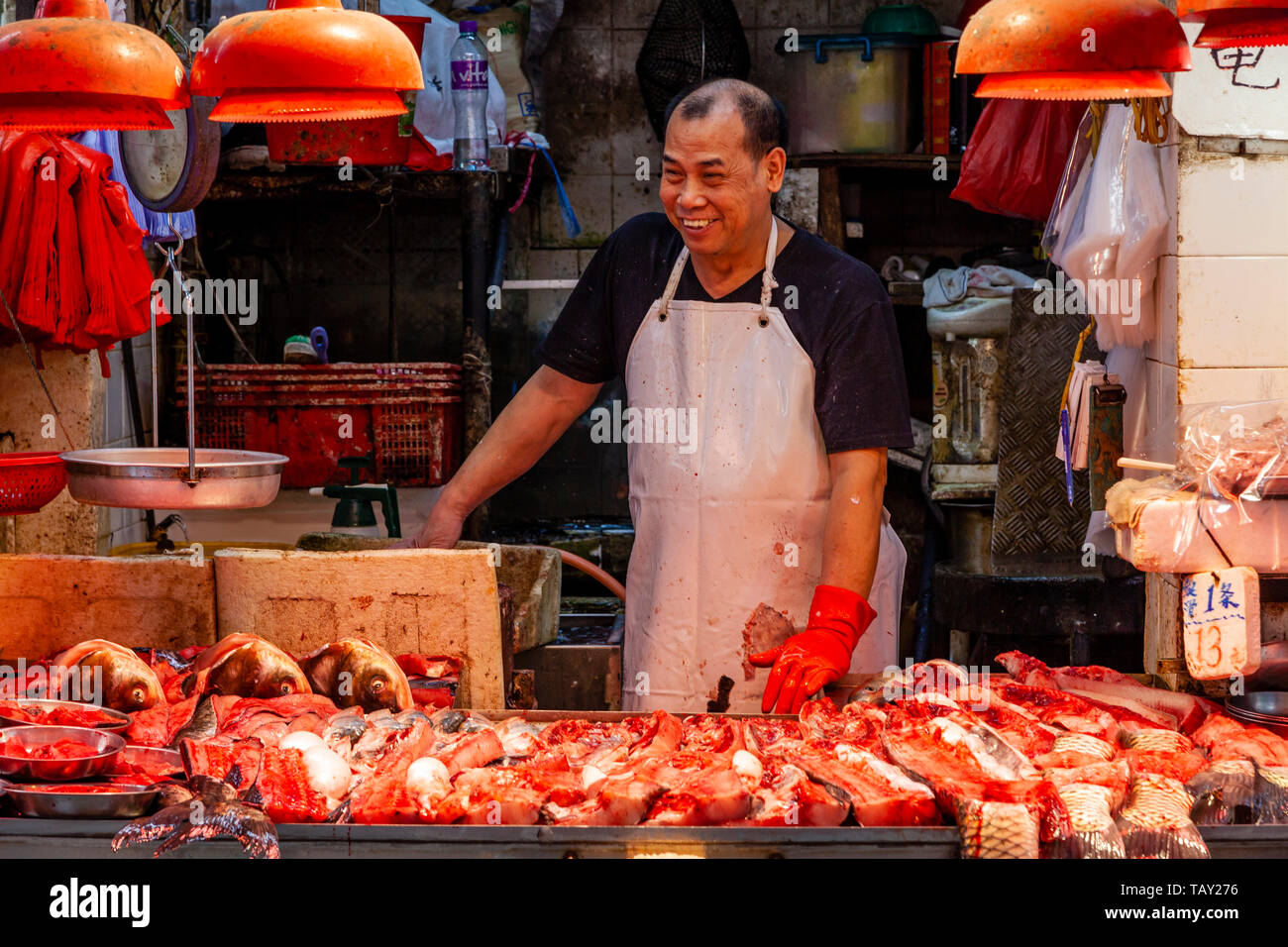 Ein lächelndes Arbeiter an einem nassen Fish Shop, Bowrington Straße Food Market, Hongkong, China Stockfoto