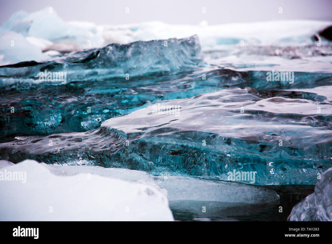 Gletscher Eisbrocken auf Diamond Beach in JÃ¶kullsarlon Stockfoto