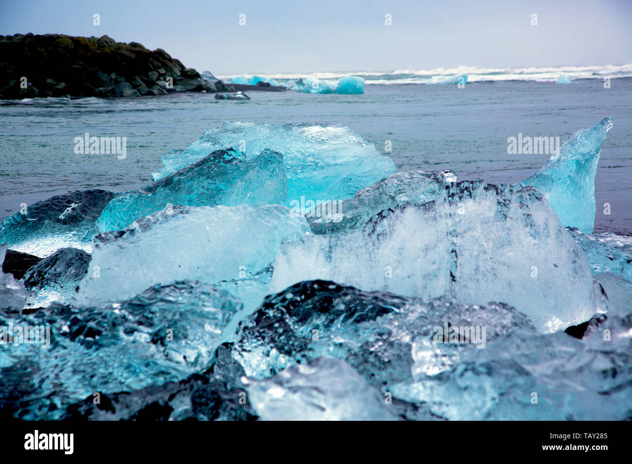 Gletscher Eisbrocken auf Diamond Beach in JÃ¶kullsarlon Stockfoto