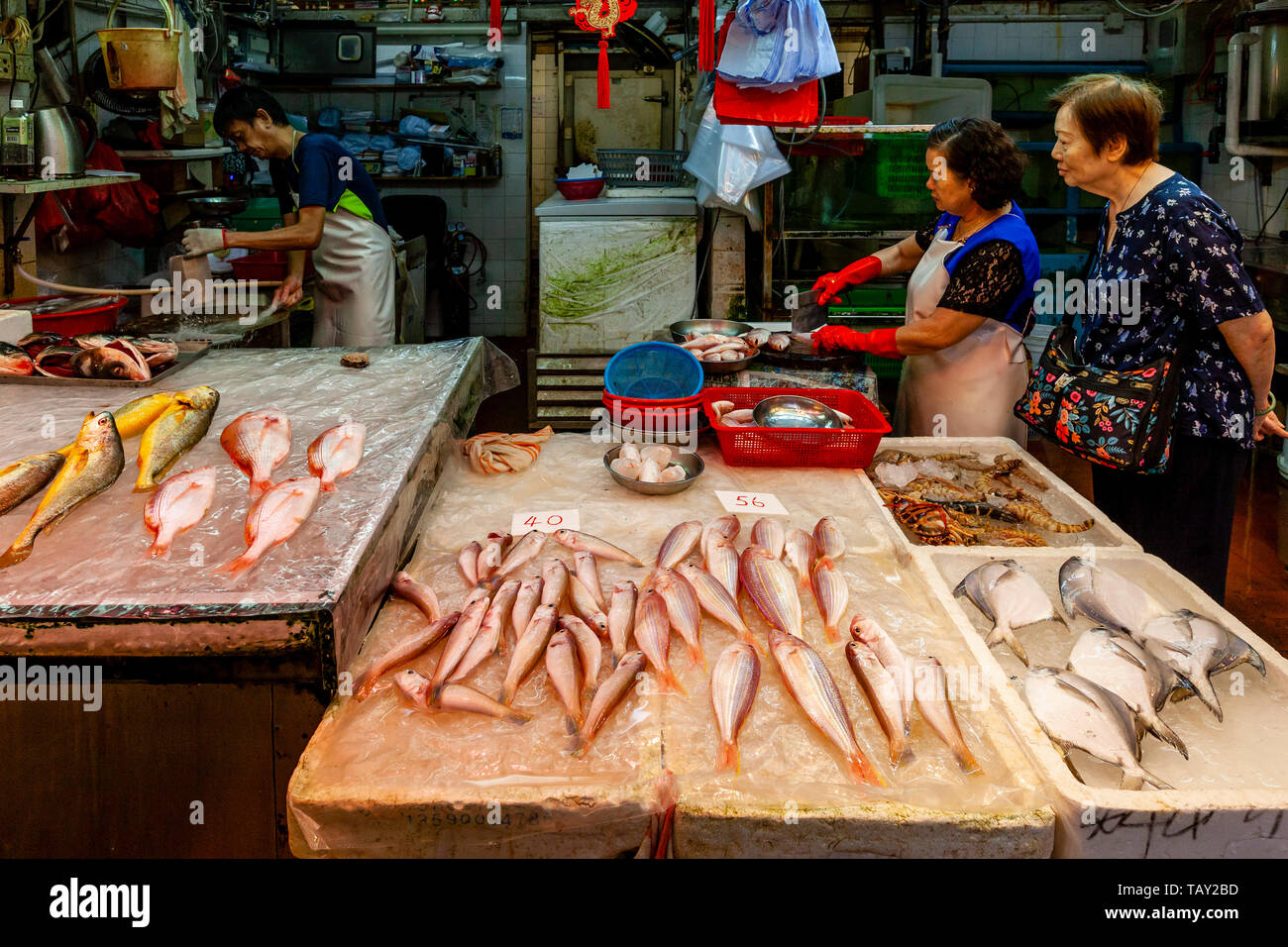 Ein nasser Fisch und Meeresfrüchte Abschaltdruck innerhalb der Bowrington Straße gekochtes Essen Zentrum, Hongkong, China Stockfoto