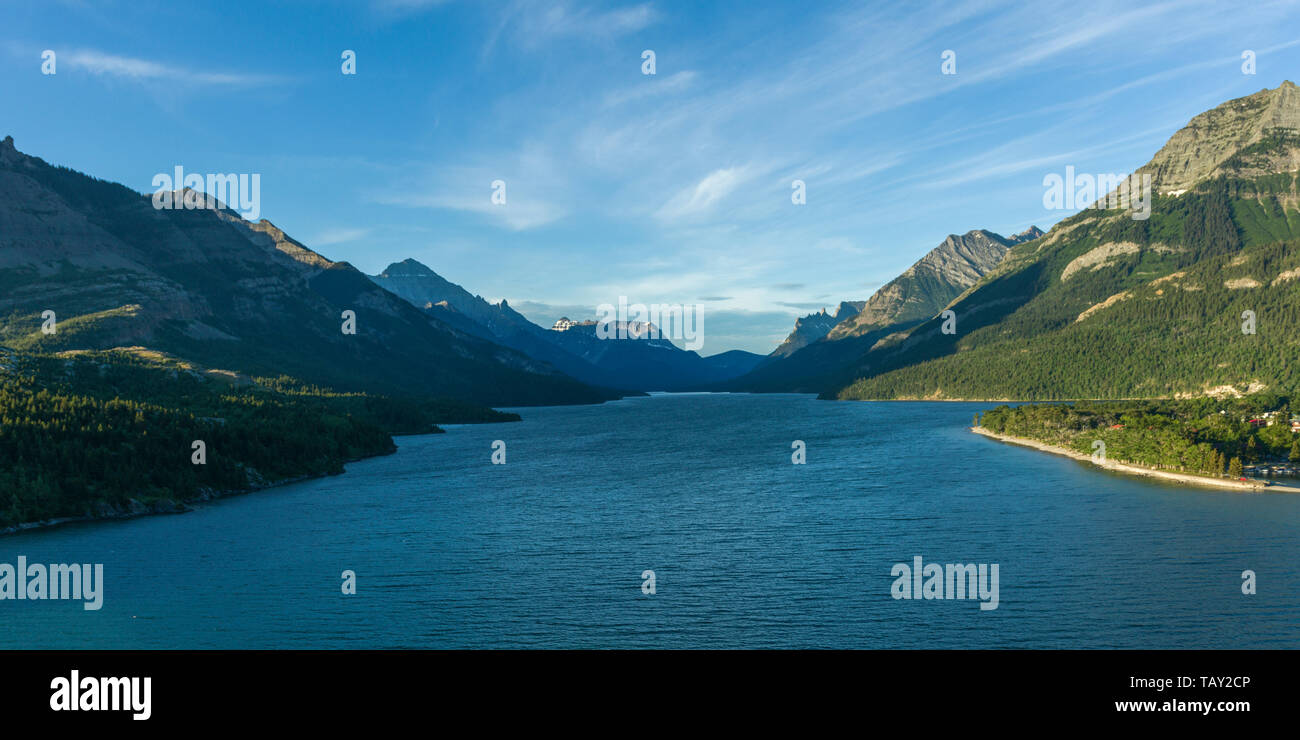 Den See mit der Bergkette im Hintergrund, Waterton Lake, Waterton-Glacier International Peace Park, Waterton Lakes National Park, Alberta, Kanada Stockfoto