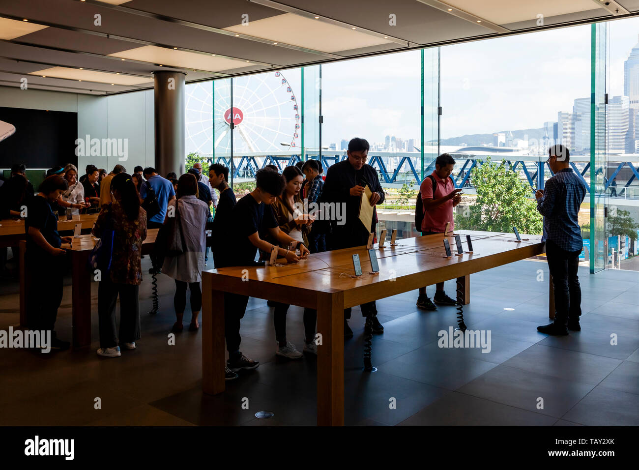 Die Menschen vor Ort auf Produkte von Apple in den Apple Store, IFC Mall, Hongkong, China Stockfoto