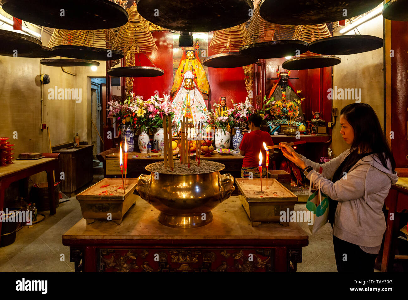 Frauen an der Man Mo Tempel, Hongkong, China Anbetung Stockfoto