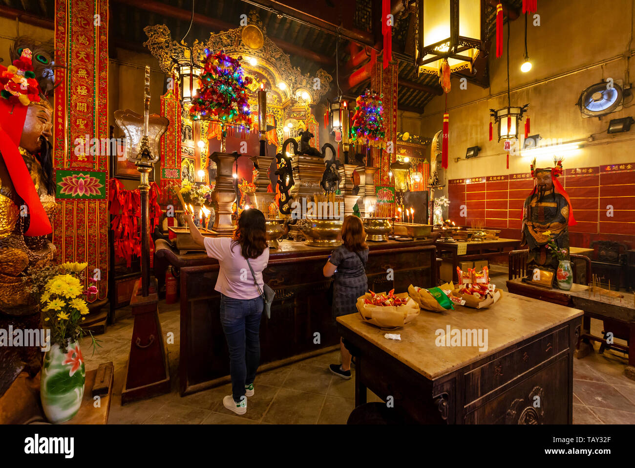 Frauen an der Man Mo Tempel, Hongkong, China Anbetung Stockfoto