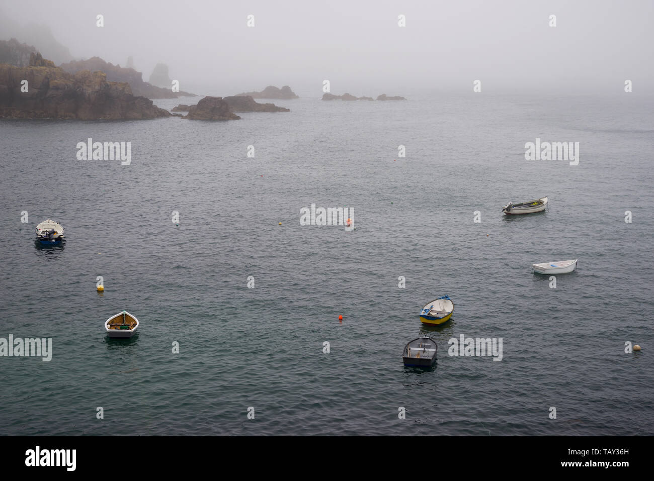 Meer fret Rolling in über Saints Bay Hafen - Guernsey, Channel Islands (UK) Stockfoto