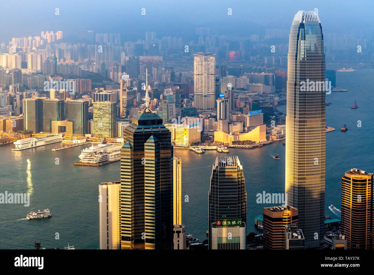 Ein Blick auf die International Finance Centre und das Hong Kong Skyline von Victoria Peak, Hong Kong, China Stockfoto