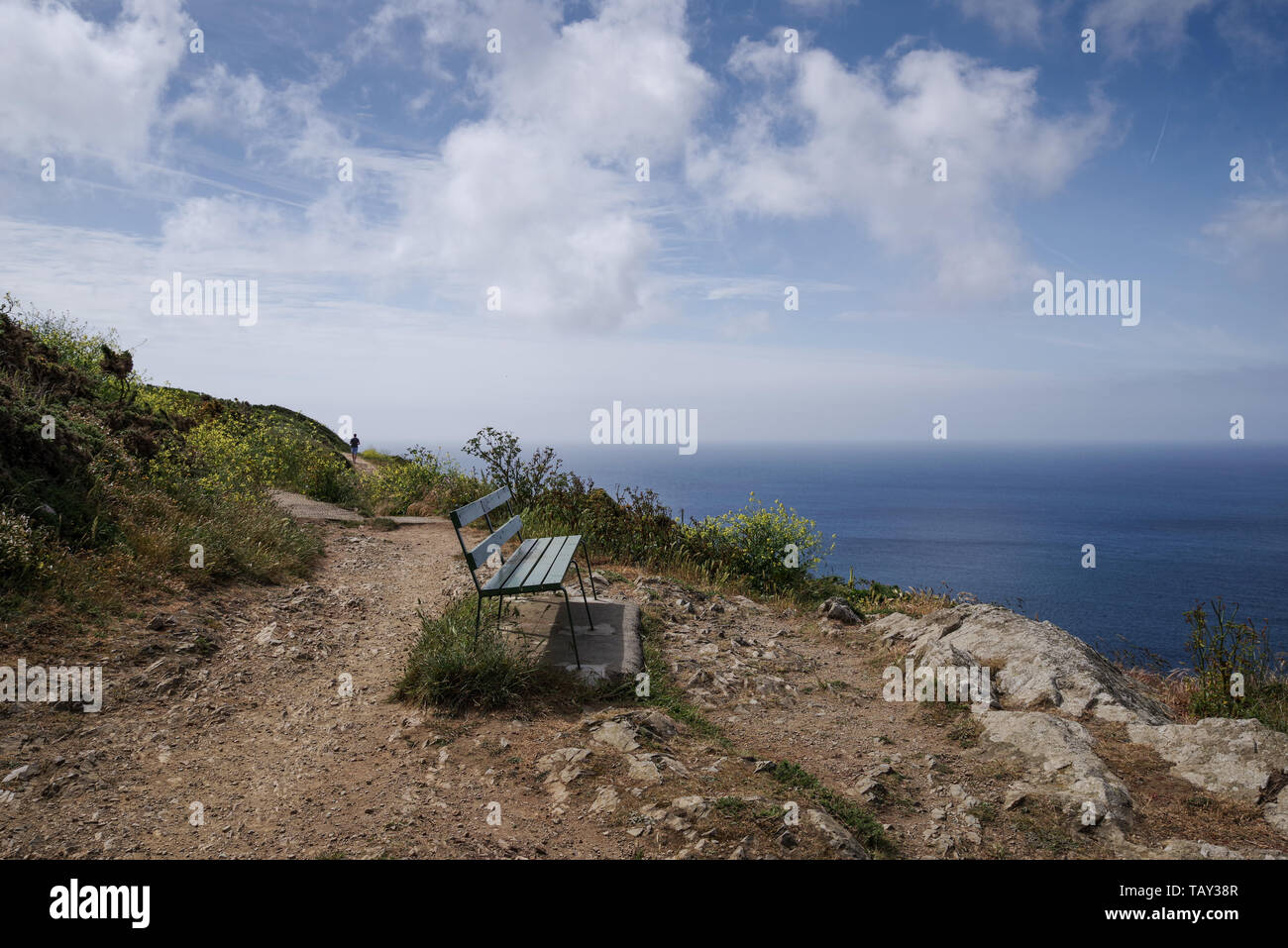 Sitzbank mit Blick auf den schönen Icart Bucht in Guernsey, Channel Islands (UK) Stockfoto