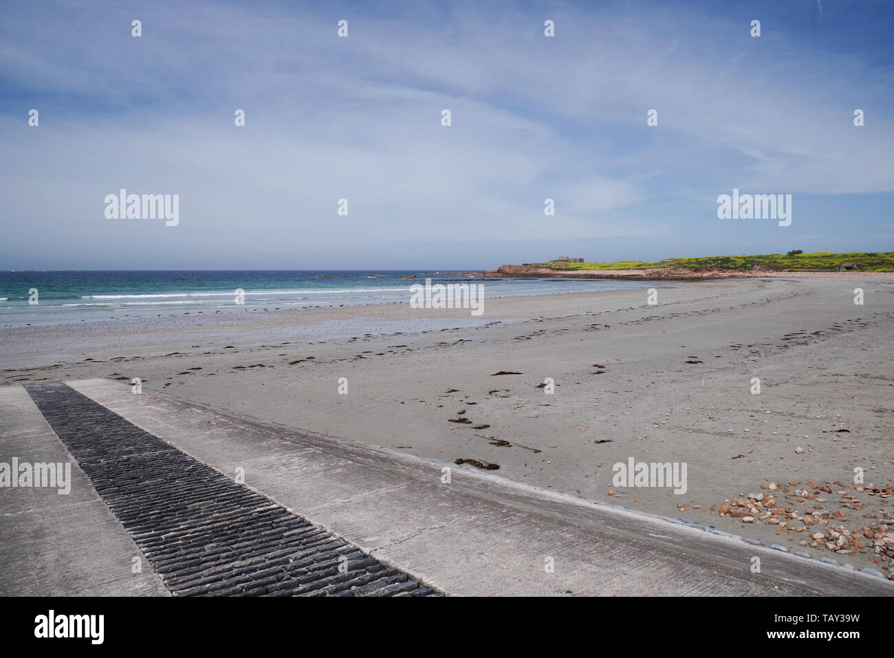 Schöner Strand in Vazon Bay mit Fort Hommet im Hintergrund - Guernsey, Channel Islands (UK) Stockfoto