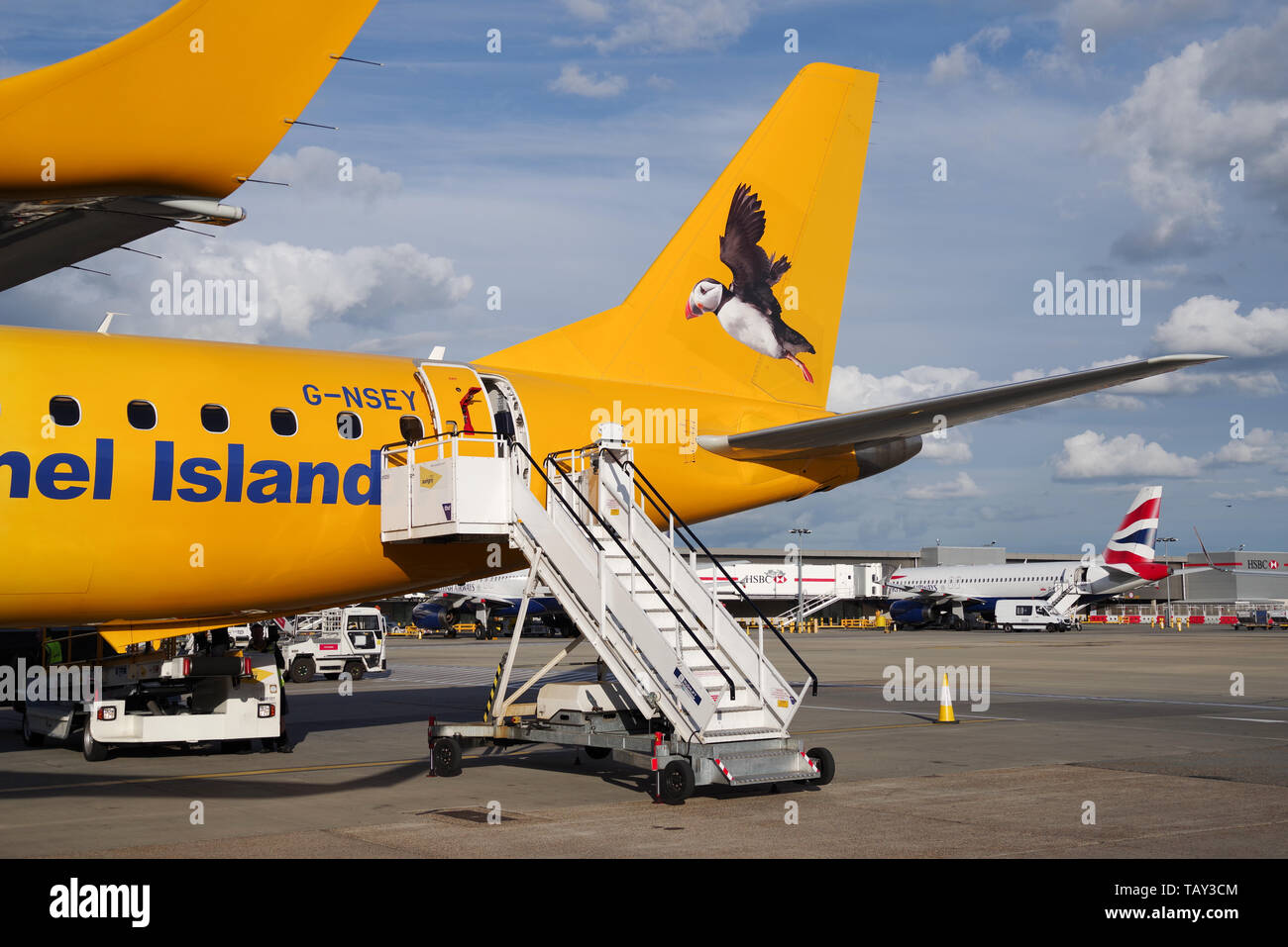Aurigny airlines Embraer 195 mit einem fliegenden Papageitaucher auf seinem Schwanz am Flughafen London Gatwick geparkt lackiert Stockfoto