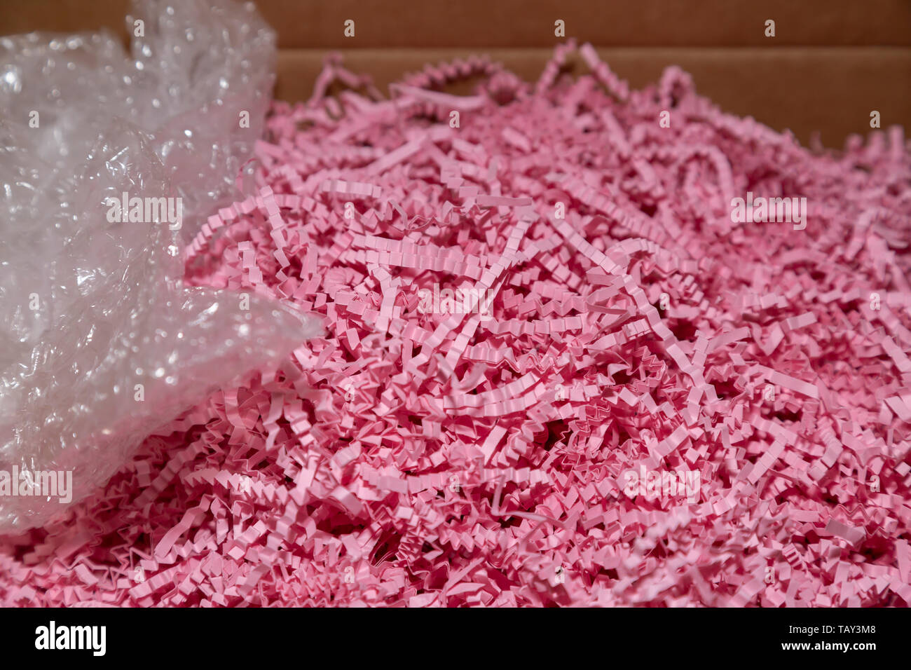 In der Nähe von Rosa Verpackung Papier und Luftpolsterfolie in einer Box Stockfoto