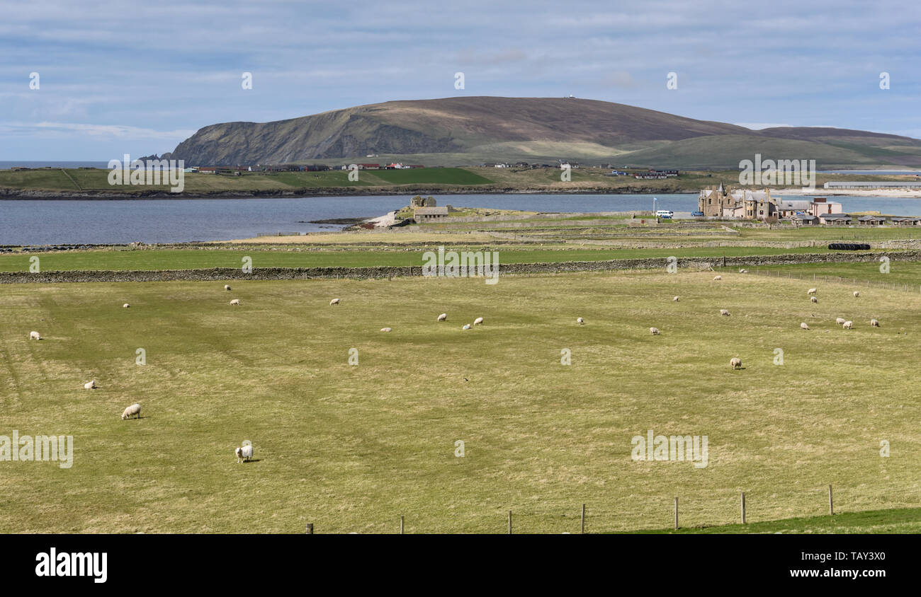 Ansicht der Jarlshof und Sumburgh Hotel von Sumburgh Head, South Festland Szenen, Shetlandinseln, Schottland, UK Stockfoto