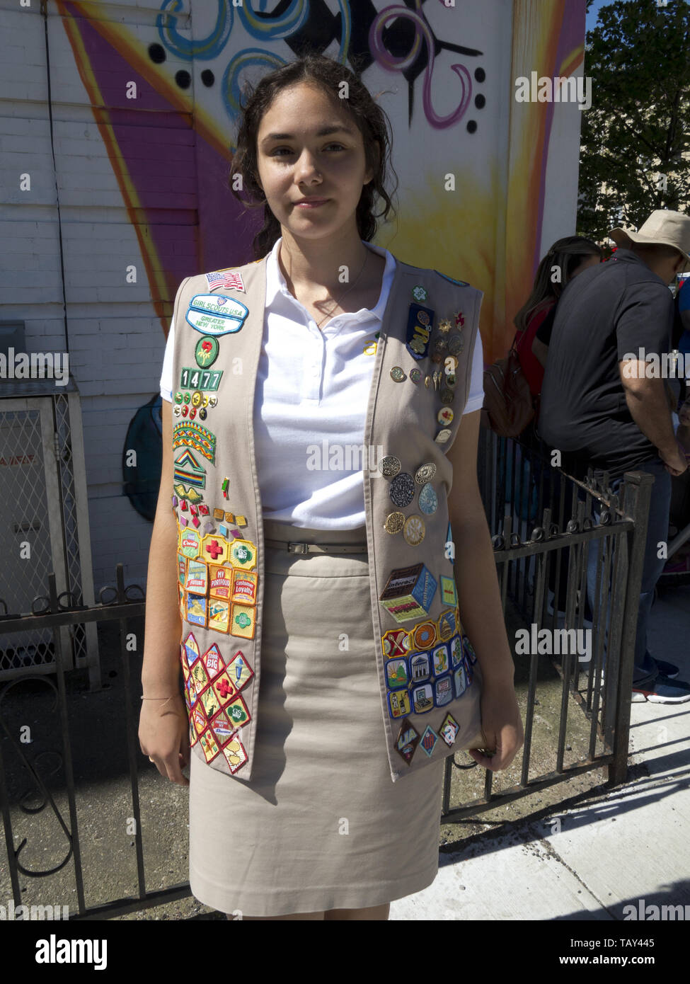 Sechzehn Jahre alten, Botschafter Girl Scout im Kings County 152 Memorial Parade in der Bay Ridge Abschnitt von Brooklyn, NY, 27. Mai, 20019. Ihre vielen mir Stockfoto