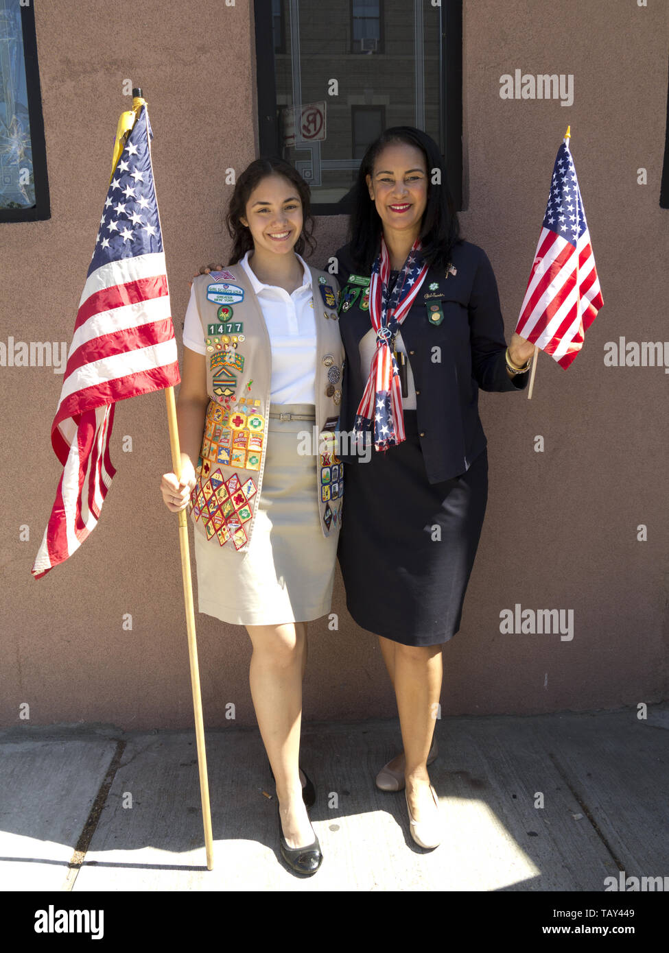 Sechzehn Jahre alt, und Ihr Botschafter Girl Scout Troop leader Mutter im Kings County 152 Memorial Parade in der Bay Ridge Abschnitt von Brooklyn, NY Stockfoto