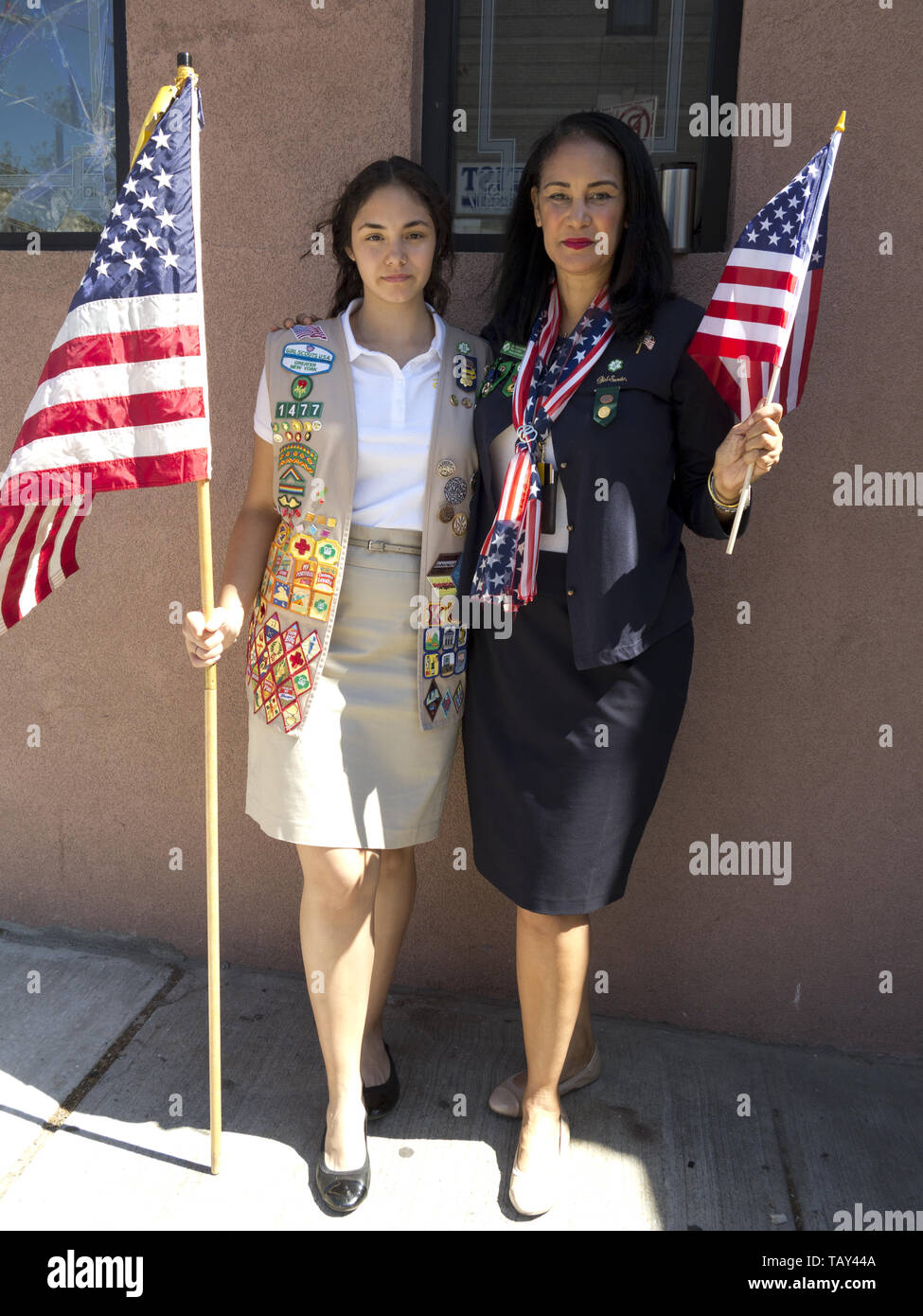 Sechzehn Jahre alt, und Ihr Botschafter Girl Scout Troop leader Mutter im Kings County 152 Memorial Parade in der Bay Ridge Abschnitt von Brooklyn, NY Stockfoto