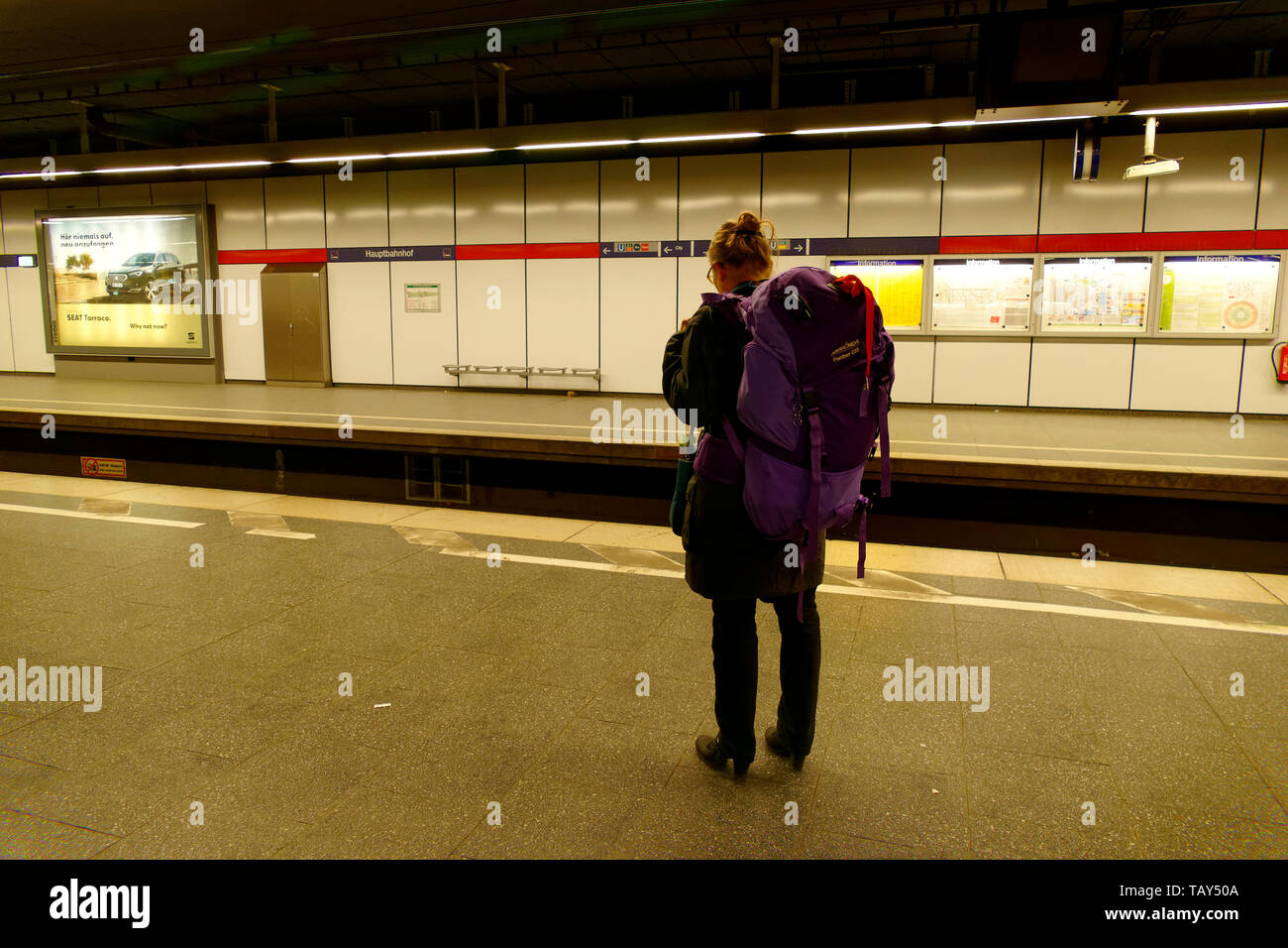 Frau am Bahnsteig trägt einen großen Rucksack, München, Oberbayern, Deutschland, Europa Stockfoto