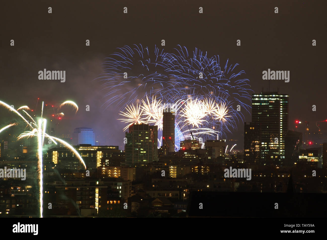 Silvester Feuerwerk über London Skyline bei Nacht in England Großbritannien Stockfoto