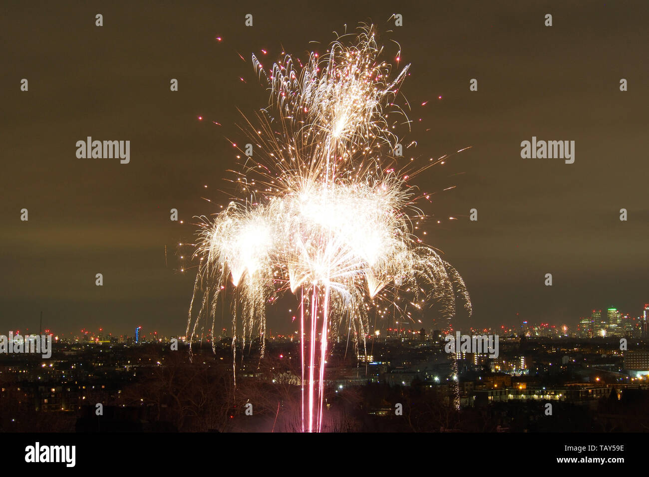 Silvester Feuerwerk über London Skyline bei Nacht in England Großbritannien Stockfoto