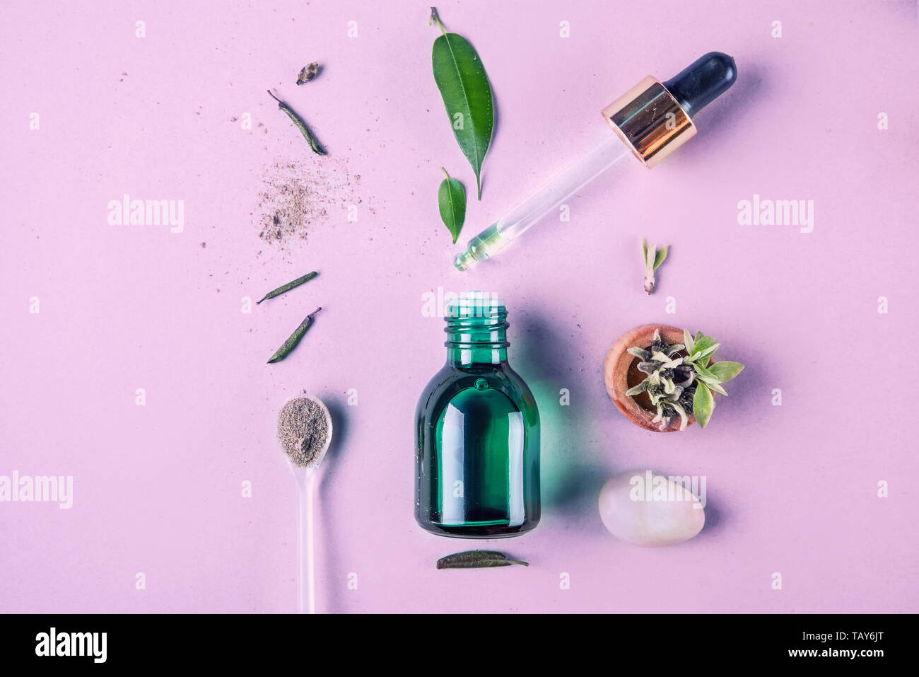 Die minimalen Stil. Pflanzenextrakt, ätherisches Öl in einer Durchstechflasche mit einer Pipette. Das Konzept der, jung zu sein. Flach Stockfoto