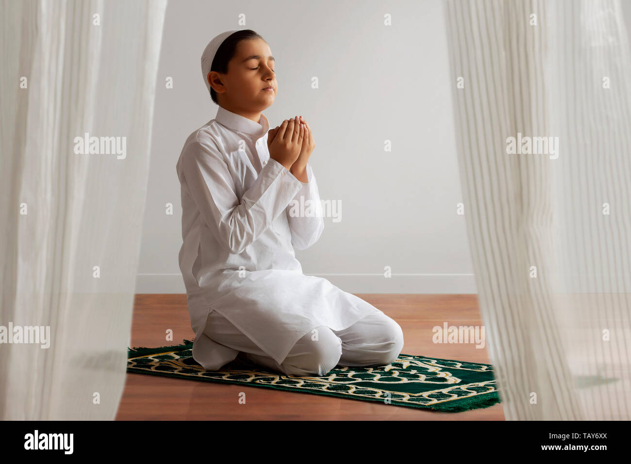 Muslimische Jungen beten Stockfoto