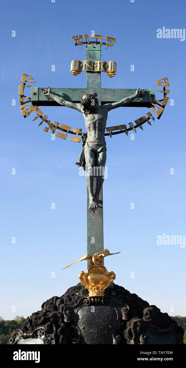 Statuen des Heiligen Kreuz und Golgatha auf der Karlsbrücke in Prag, Tschechische Republik Stockfoto
