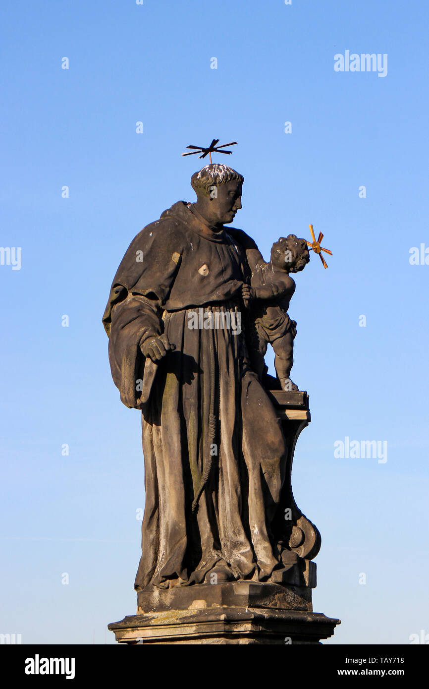 Die Statue des Antonius von Padua von Jan Oldřich Mayer (1707) an der Nordseite der Karlsbrücke in Prag, Tschechische Republik Stockfoto