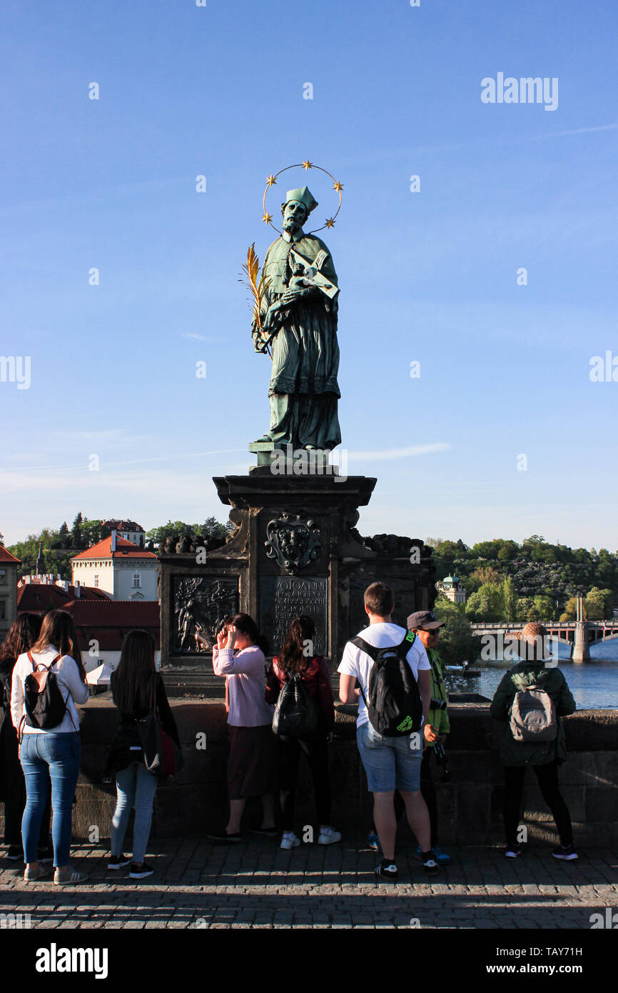 Statue des Hl. Johannes von Nepomuk auf der Karlsbrücke in Prag, Tschechische Republik Stockfoto