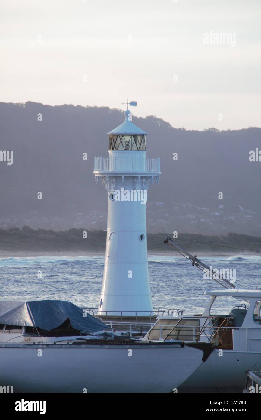 Kleine weiße Australische Leuchtturm irgendwo zwischen Melbourne und Sydney Stockfoto