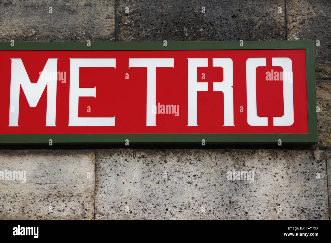 PARIS, Frankreich, 27. Oktober 2018: Die typischen Jugendstil U-Schild Stockfoto