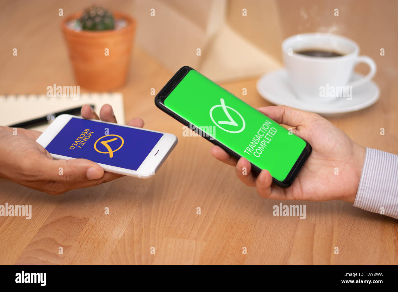 Geld Transaktion per Handy. Geschäftsleute mit Anwendung wallet in Mobile Smartphone für Geld auf ein anderes Konto. Stockfoto