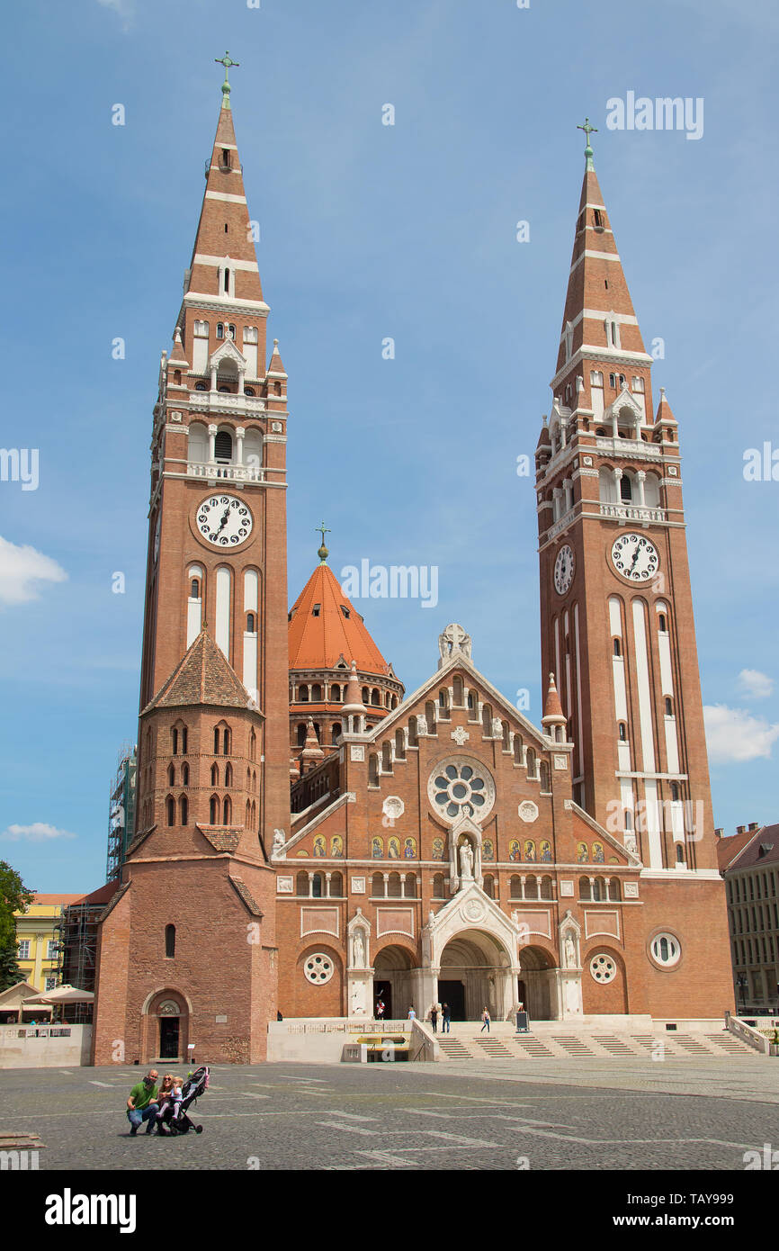 Die Votivkirche und Kathedrale Unserer Lieben Frau von Ungarn ist ein Twin-spired Kirche in Szeged. Es liegt auf Dm Platz neben dem Dmtr Tower. Im Jahre 1930 erbaut Stockfoto