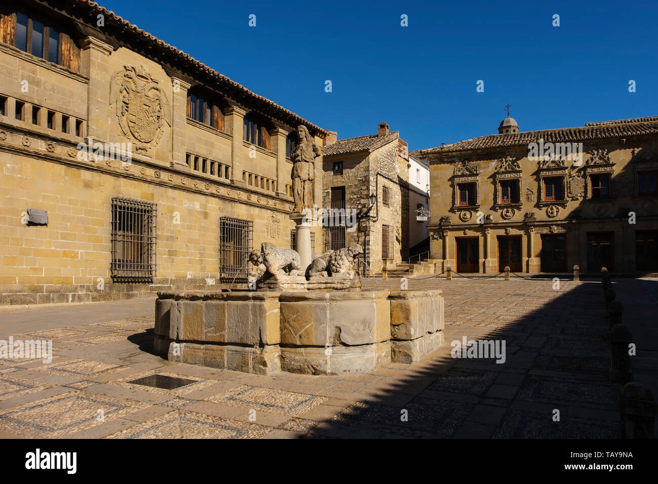 Antiguas Carnicerias und Fuente de los Leones an der Plaza del Populo. Baeza, Provinz Jaén. südlichen Andalusien. Spanien Europa Stockfoto