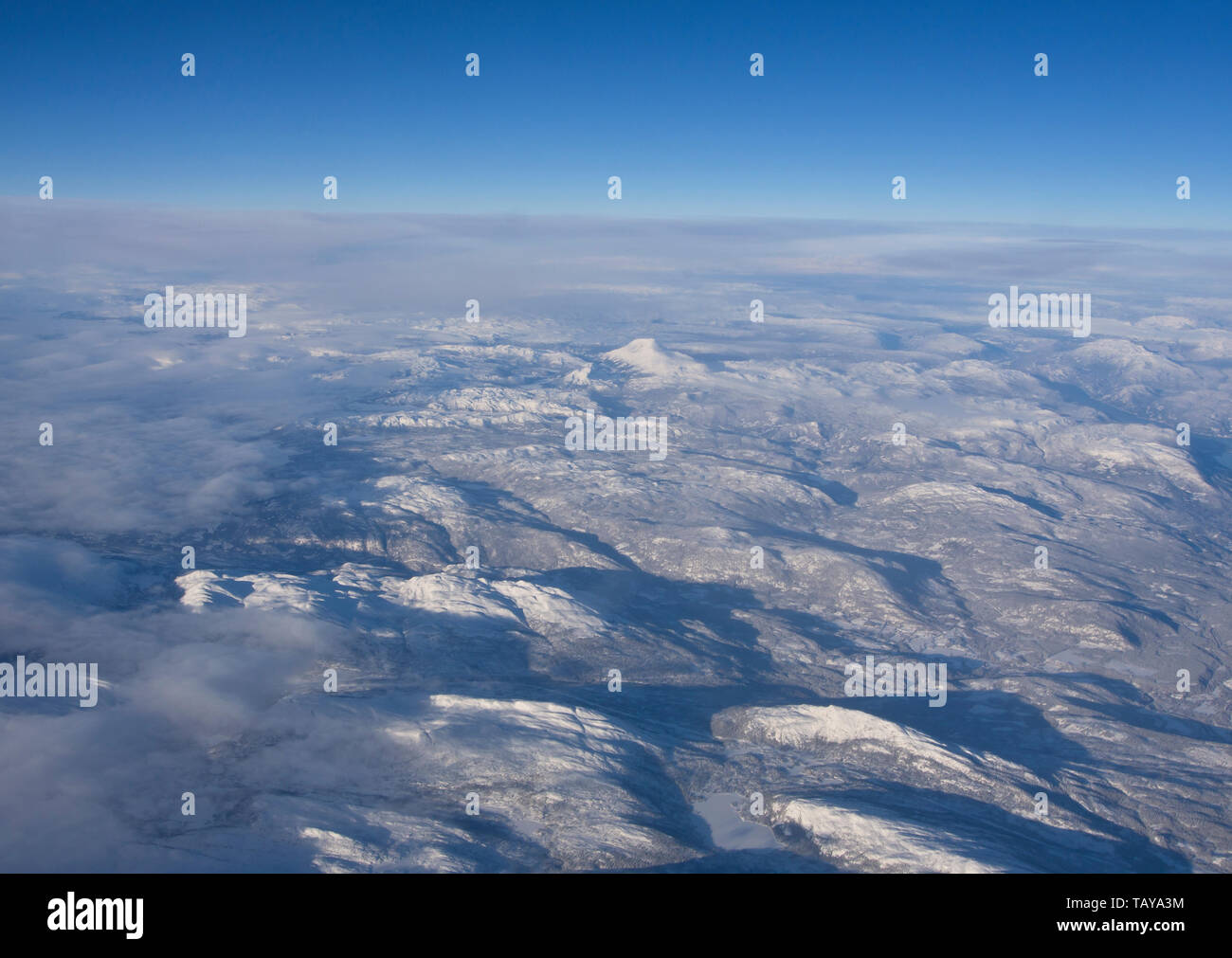 Luftbild von Teilen des südlichen Norwegen an einem sonnigen Wintertag, die Berge in Telemark mit dem weißen Gaustatoppen peak Stockfoto
