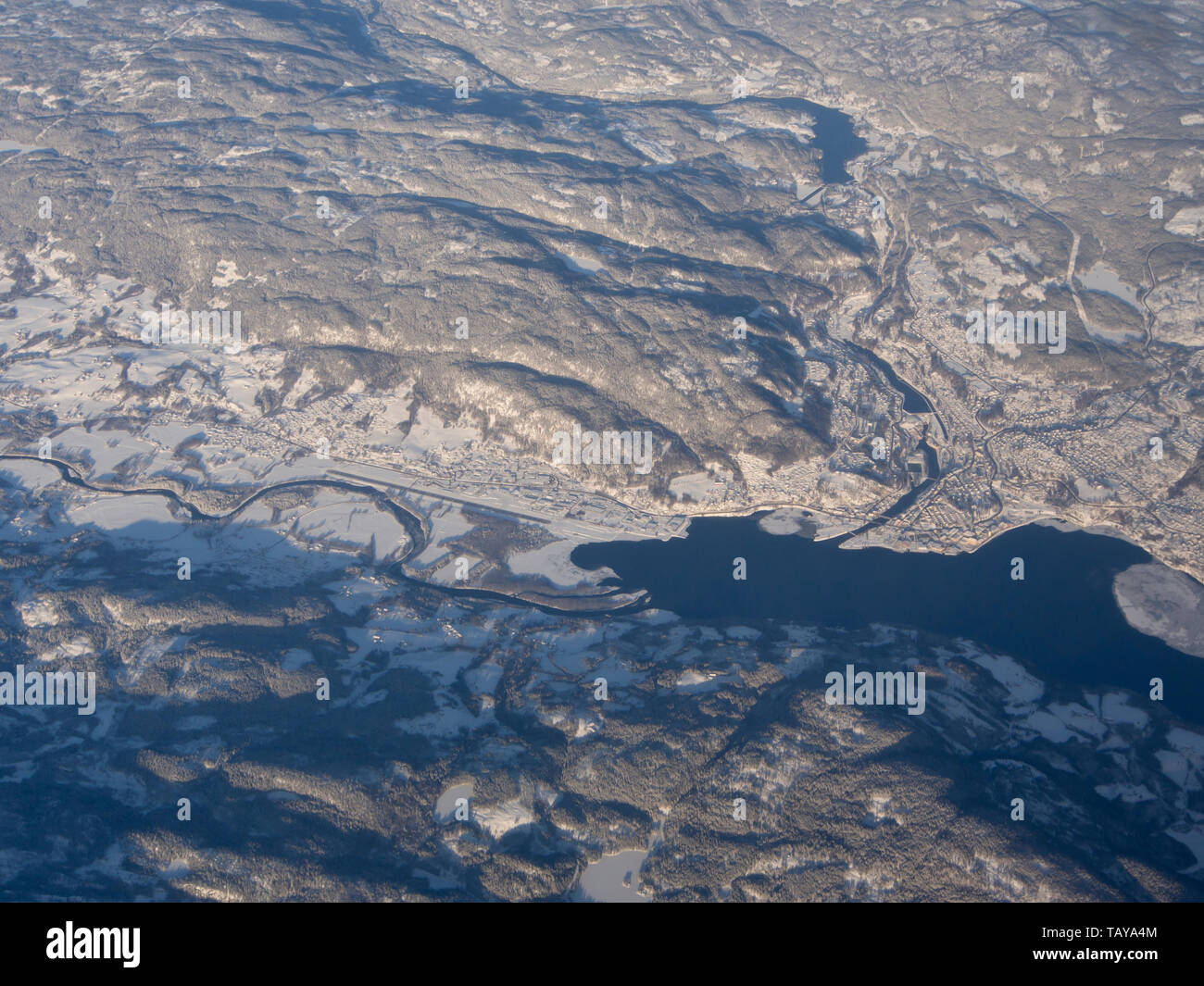 Luftbild von Teilen des südlichen Norwegen an einem sonnigen Wintertag, Notodden Stadt in der Mitte Stockfoto