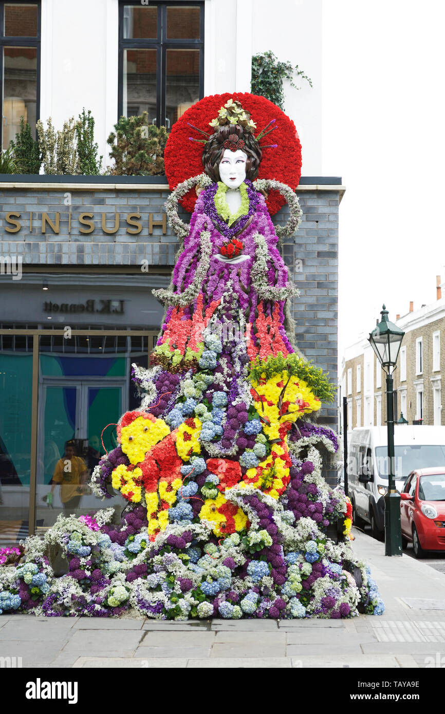 Chelsea in Blüte, London, UK. Japanische Meer Göttin mit floralen Kimono, Blumenkunst. Florist: Inwater Blumen. Royal Borough von Kensington und Chelsea. Stockfoto