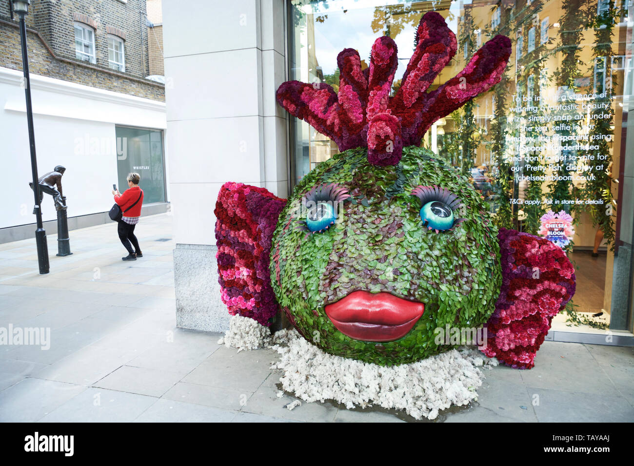 Chelsea in voller Blüte - "Pretty Fisch "florale Skulptur, Florist Larry Walshe - London, UK. Stockfoto