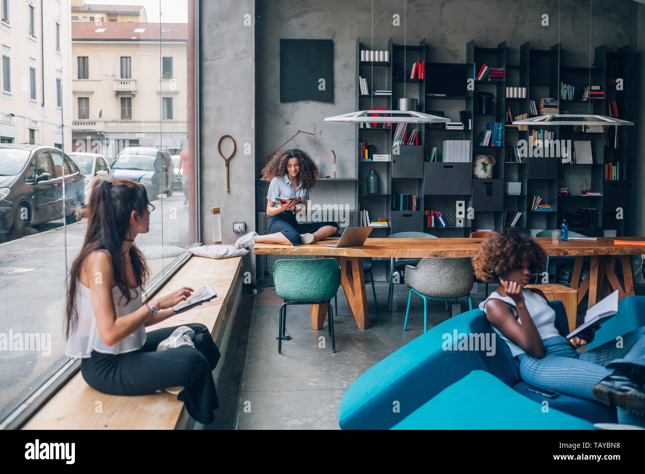 Drei multirassischen junge Unternehmerinnen Arbeiten in modernen Coworking office - Selbständige, Interaktion, Kommunikation Stockfoto