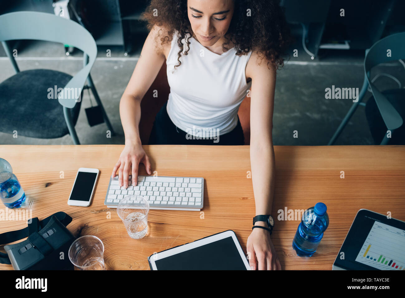Junge brunette Geschäftsfrau in Coworking office - Emanzipation, Konzentration, neues Geschäft Stockfoto