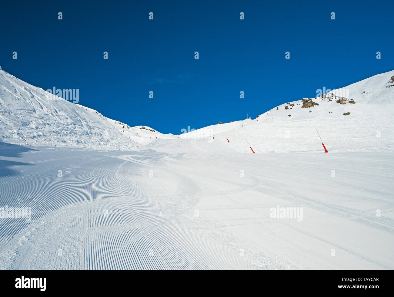 Panoramablick auf die Landschaft, einem großen Skigebiet Pisten im Winter Alpine Mountain Resort Stockfoto