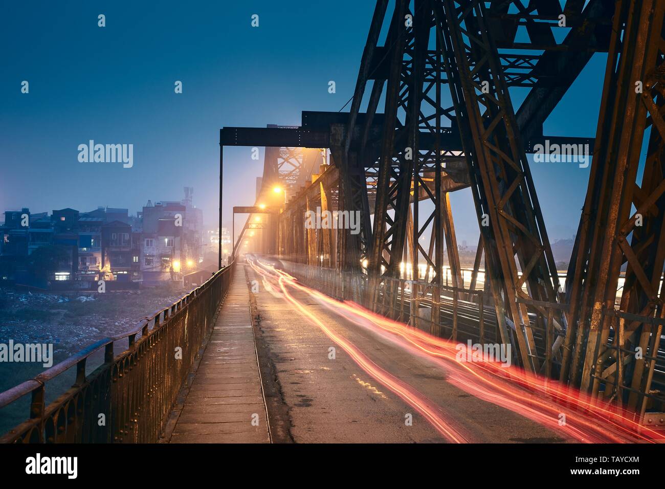 Verkehr auf Long Bien Brücke gegen Stadtbild. Hanoi, Vietnam. Stockfoto