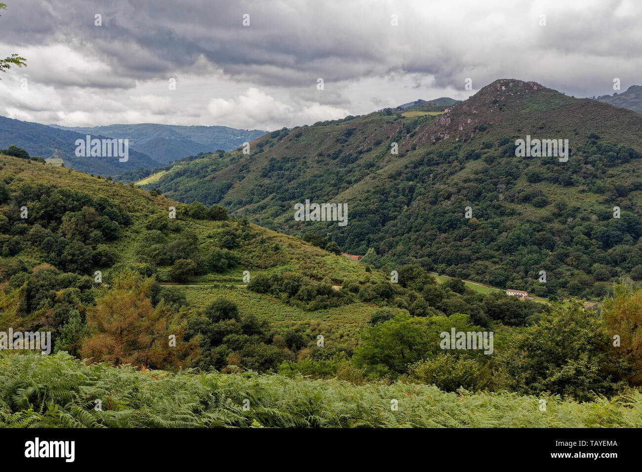Baskenland Landschaft, Frankreich, Berglandschaft und bewölkter Himmel Stockfoto