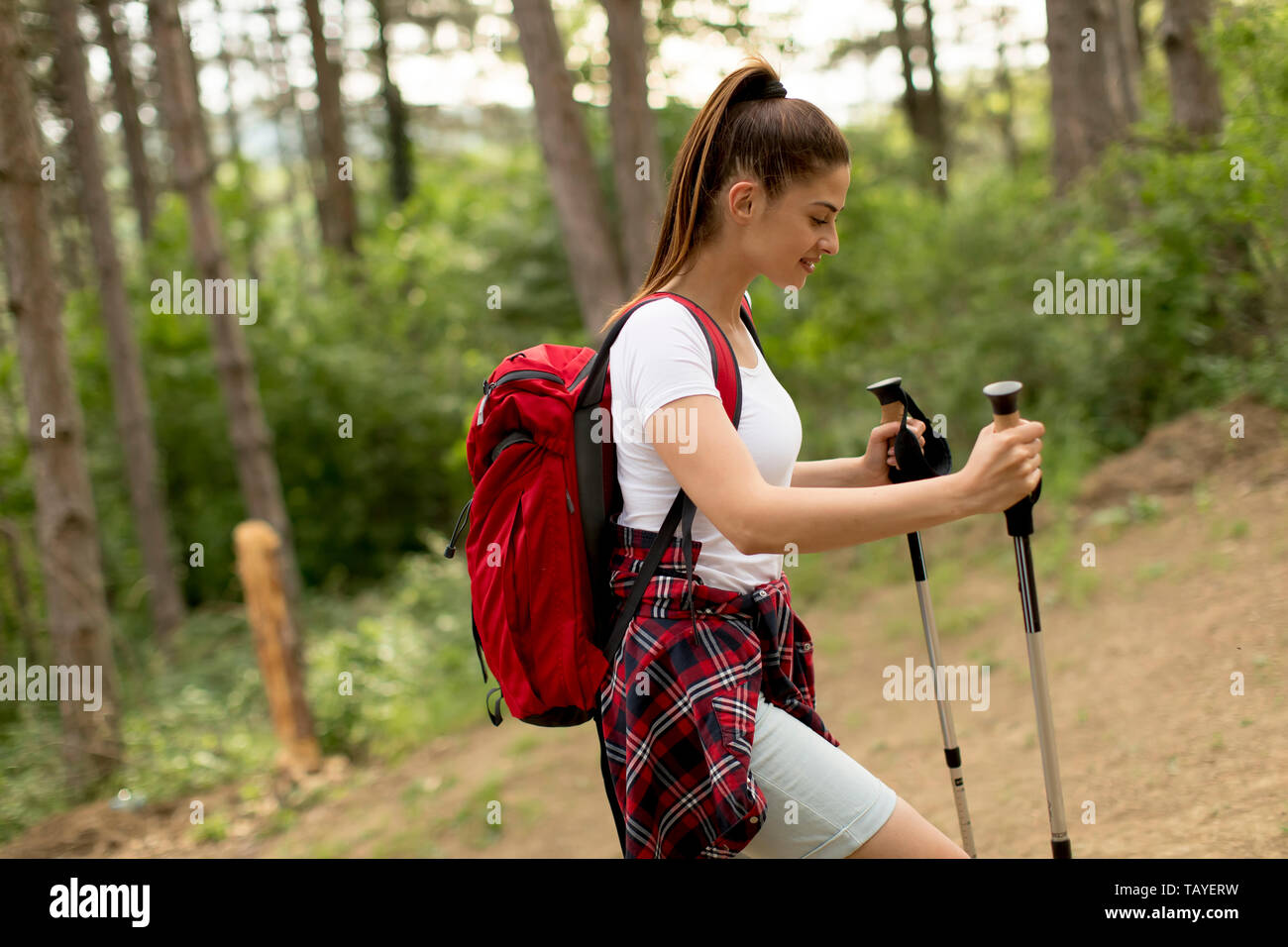 Glückliche Frau wandern im Wald Berg Stockfoto