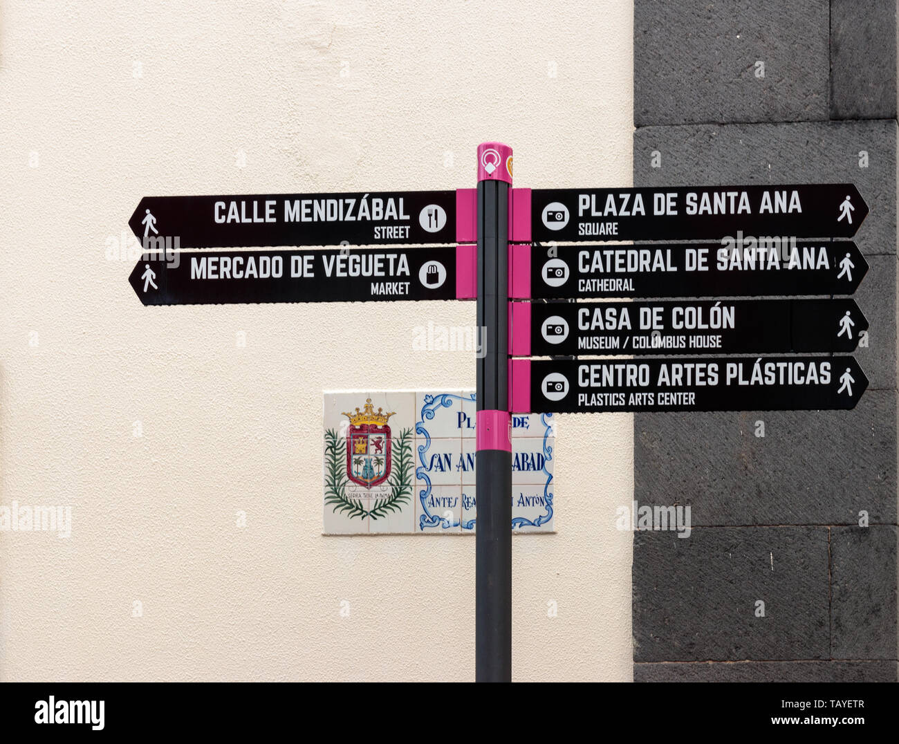 LAS PALMAS DE GRAN CANARIA, Kanaren, Spanien Touristische Wegweiser auf der Plaza de San Antonio Abad Stockfoto