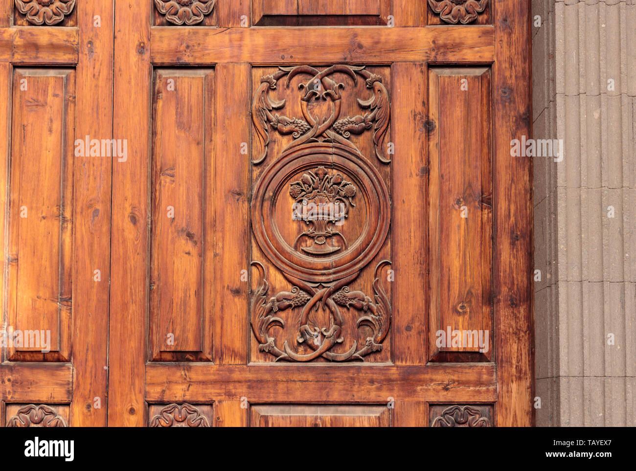 LAS PALMAS DE GRAN CANARIA, Kanaren, Spanien Detail einer reich verzierten Tür Stockfoto
